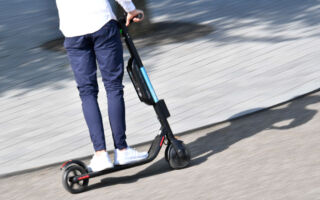 黄金海岸一居民将锂电池放入冰柜 引发火灾