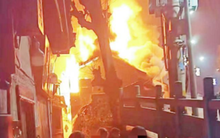 湘西凤凰古城一建筑凌晨发生火灾