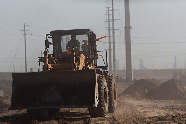 如果中国决定停止供应美方稀土,美国可能会转向其它稀土蕴藏量丰富的生产国家。图为一量轮式装载机开往内蒙古包头市附近的稀土炼油厂。(Ed Jones/AFP/Getty Images)