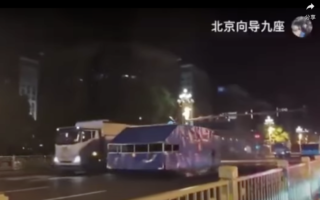 长安街深夜出现疑似铁皮装坦克车队 引猜测