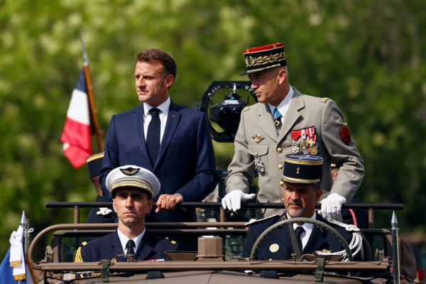 组图:法国国庆日大阅兵 展示法军可靠性