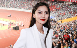 杨颖与爱马仕总监合照 8岁儿“小海绵”抢镜