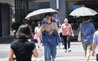 中国多地地表超70℃ 郑州居民家玻璃热炸