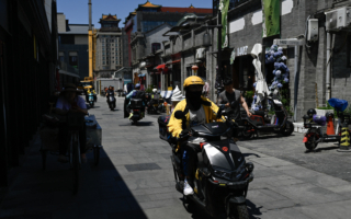 中共数据难掩现实：教师被欠薪 国企员工兼差