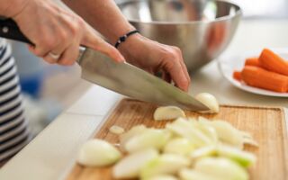 切完洋葱用这一物洗手 刺鼻气味就不会残留