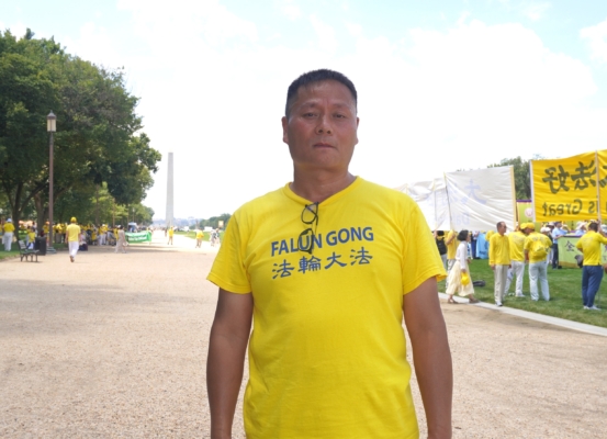 2025年7月17日，霰春伟在华府法轮功大游行前。（李辰/大纪元）