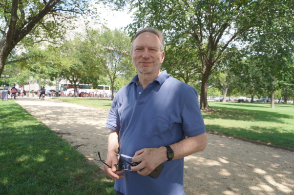 2025年7月17日，华府软件公司老板Daniel Heimlich观看了法轮功华府大游行。（李辰/大纪元）