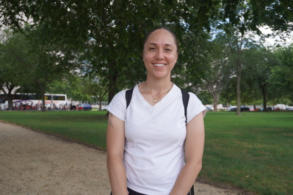 2025年7月17日，马里兰州居民Megan Johnson观看了法轮功华府大游行。（李辰/大纪元）