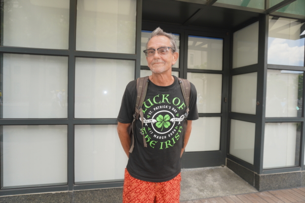 2025年7月17日，来自俄亥俄州的Tom Blanke观看了法轮功华府大游行。（李辰/大纪元）