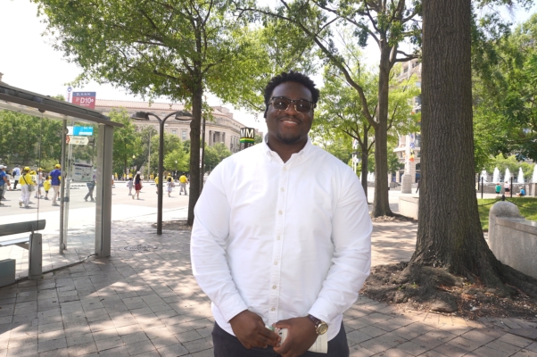 2025年7月17日，网络工程师Victor Ezem观看了法轮功华府大游行。（李辰/大纪元）