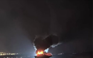 停泊在江苏南通废旧航母明斯克号突发火灾