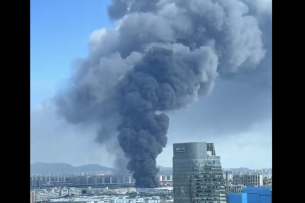 杭州厂房发生大火 黑烟冲天