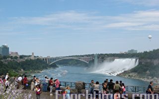 尼亚加拉瀑布灯光亮起 美加跨境社区展现友谊