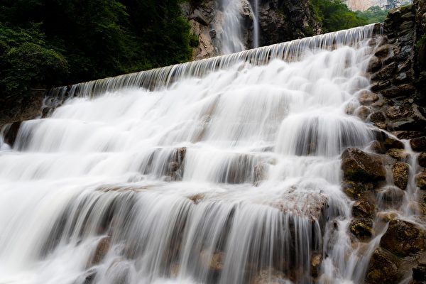 美国俄勒冈州瀑布卷走游客 1死2失踪3获救