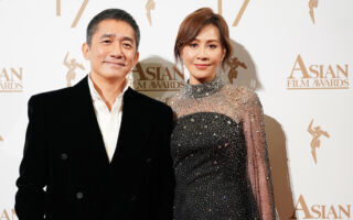 梁朝伟与刘嘉玲甜蜜放闪 夫妻俩穿情侣装陪跑