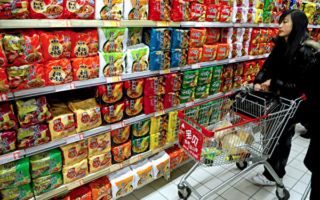 大陆高铁禁吃泡面引争议 消息上热搜