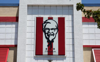 山东老人在肯德基避暑 官方回应被批不负责