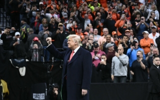 川普再次参加体育赛事 现身NCAA摔角锦标赛