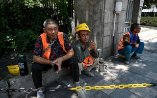 白领改卖盒饭 中国多个行业陷系统性萎缩