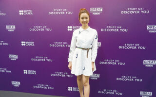 港姐麦明诗闯驾驶舱拍照挨批 机师丈夫急护妻