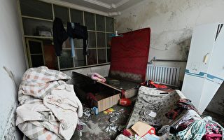 灾后定损未明无法清理家园 涿州村民愤怒