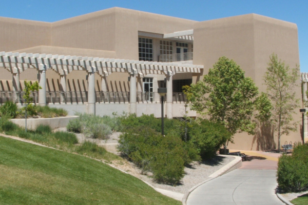 新墨西哥大学枪击案 嫌犯被控4罪 视讯出庭