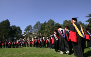 中国大学学费全面飙涨 普通家庭难以承受