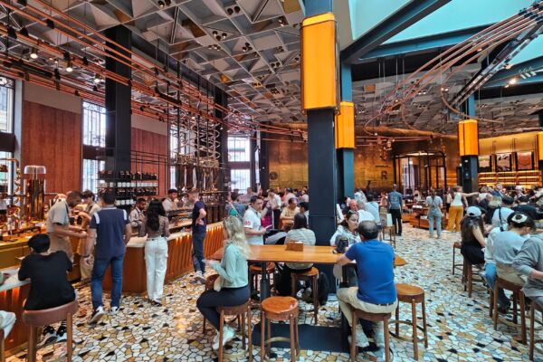 组图:米兰星巴克一号店 获称“全球最美”