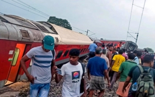 印度发生火车脱轨事故 2死20人伤