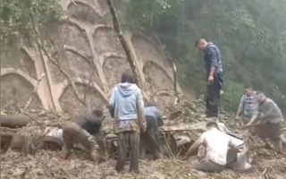 云南普洱一道路发生山体滑坡 5人遇难