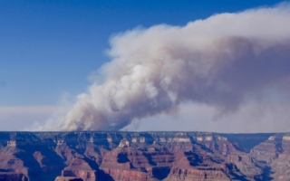 野火吞噬百年建筑 大峡谷国家公园回应质疑
