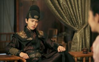 任嘉伦出席活动人气爆棚 险遭飞来礼物砸到头