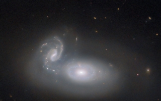 哈勃望远镜拍到两个纠缠在一起的螺旋星系