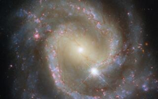 螺旋星系NGC 3507像风车 外观与伴星系不同