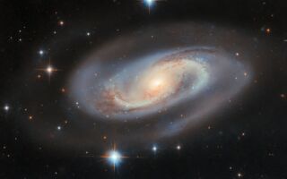 螺旋星系核心藏巨大黑洞 质量为太阳1.7亿倍