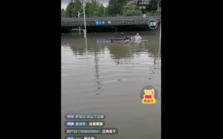 遭遇暴雨袭击 北京、河北涿州街道成河