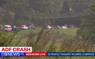 洪灾风险持续  两辆军车翻车6名救灾士兵重伤 