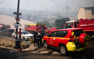 法国南部爆发野火 马赛机场关闭列车停驶