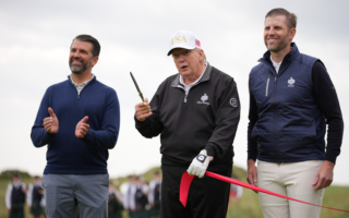 苏格兰球场开幕后 川普返美继续“灭火”