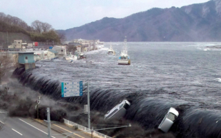 专家：海啸波速如喷射机 0.3米高即可冲走人
