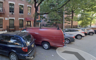 坐在车里就赚钱 纽约女子开创“代坐车”副业