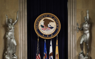 美司法部锁定十类对象 启动撤籍行动