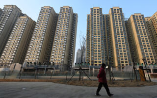 经济下行房价下跌 年青人被迫卖掉唯一住房