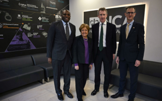 俄乌战争满3年 英将扩大制裁克宫相关人士