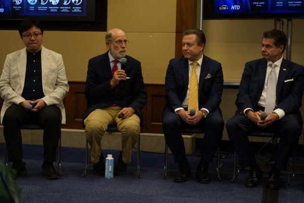 美国国防部前代理助理部长盖夫尼(Frank Gaffney)(左二)(陈雷/NTD)