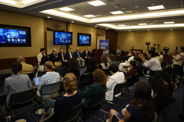 电影《超限战》在美国国会大楼放映