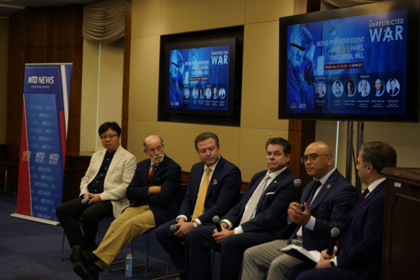 中共生物威胁倡议联合创始人、美国前陆军微生物学家林晓旭博士(右二)(陈雷/NTD)