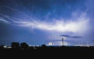 美国一道闪电延伸829公里 刷新世界纪录