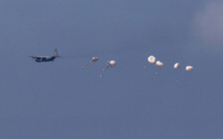 川普政府高官首进加沙：喂饱平民 推动和平