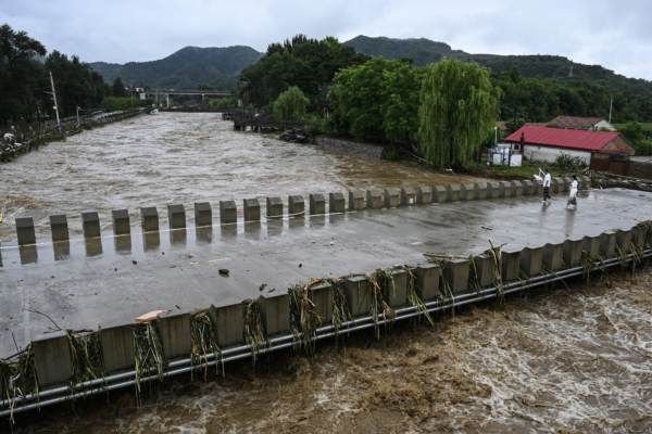 【一线采访】河北村民泣诉 成批人被洪水冲走